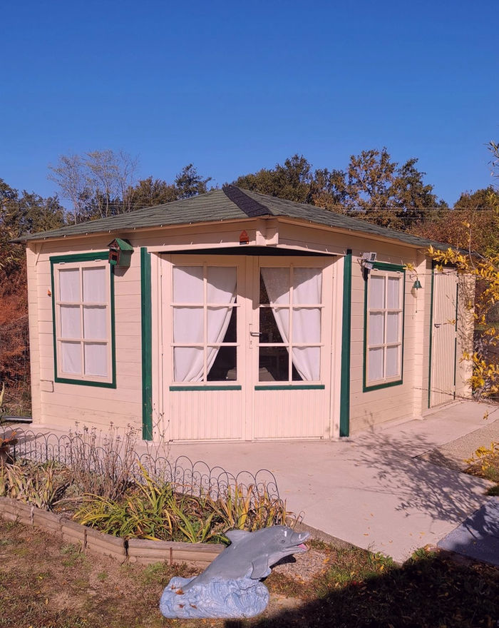 Le cabinet de Dominique Vallier à Cazats, un chalet en bois au fond du jardin