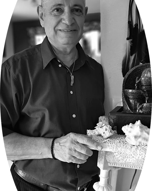 Portrait en noir et blanc de Dominique Vallier, magnétiseur énergéticien à Cazats