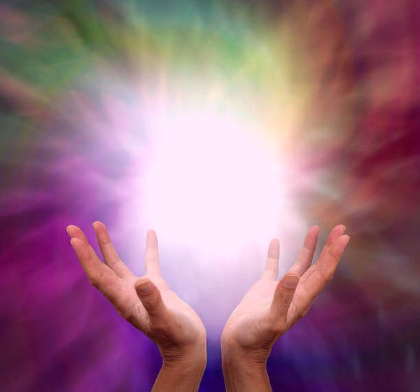 Mains ouvertes entourées d'un halo de lumière mauve