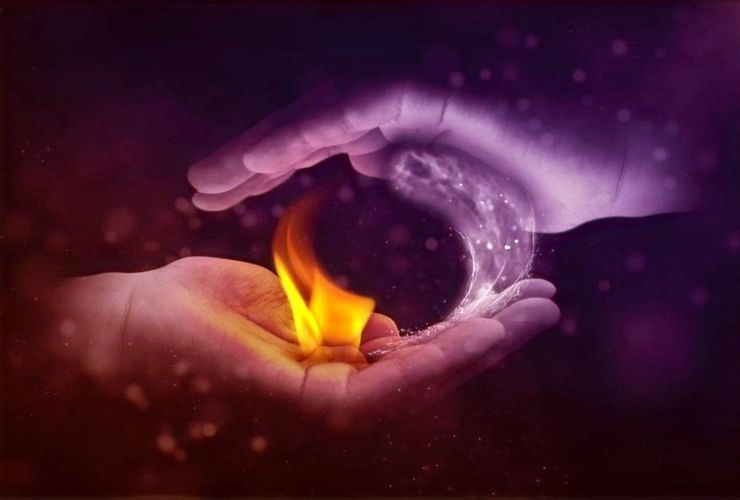 Mains tenant une flamme, image évoquant le soin énergétique à distance